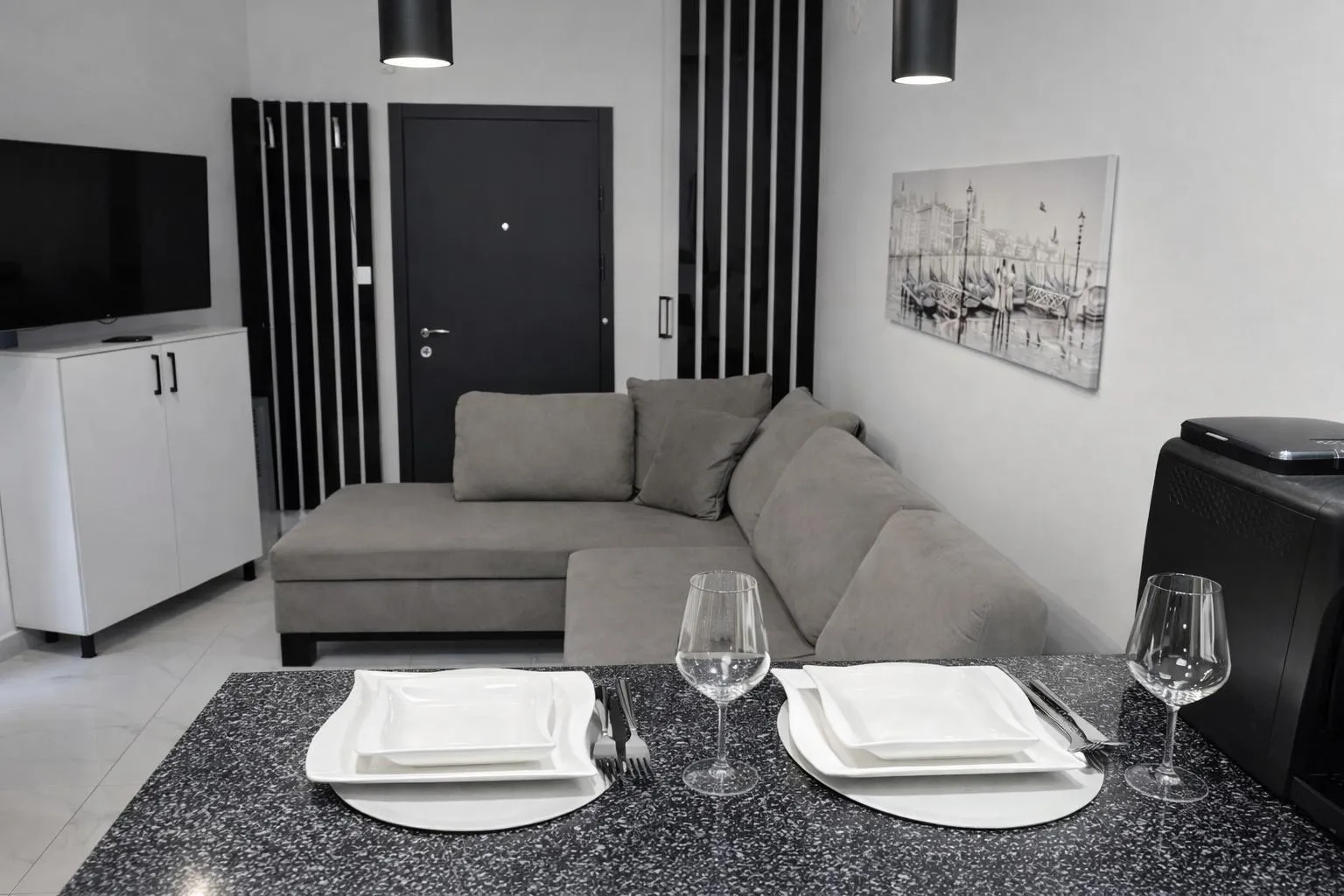 Dnevni boravak i trpezarijski sto u apartmanu Avis 1, Igalo