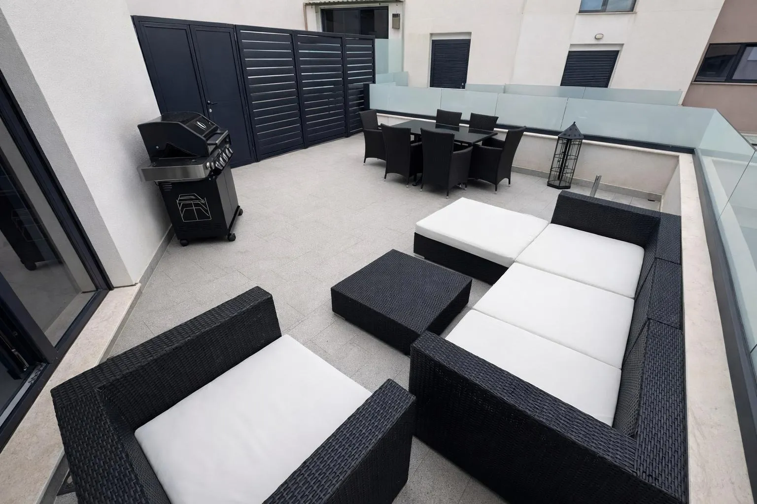 Terasa s trpezarijskim stolom, Avis Residence