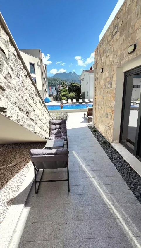 Prilazna terasa apartmana Avis 2 uz bazen